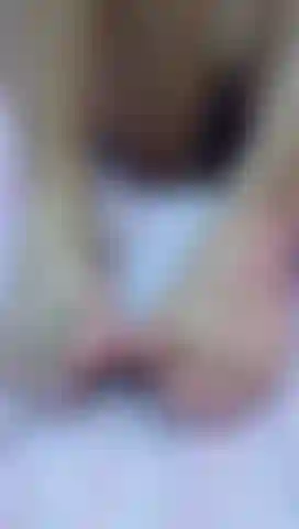 Masturbación de polla con los pies.