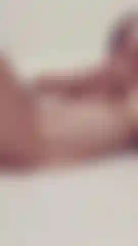 Toqueteando mi precioso culo.