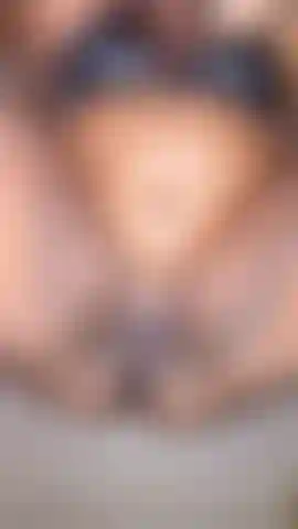 De pie sobre el teléfono mostrando su coño cremoso.