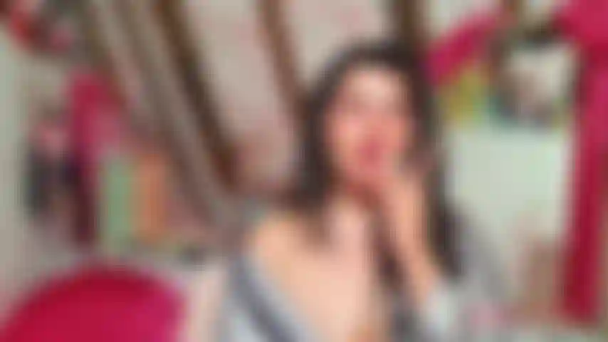 Fumando con bata de seda.