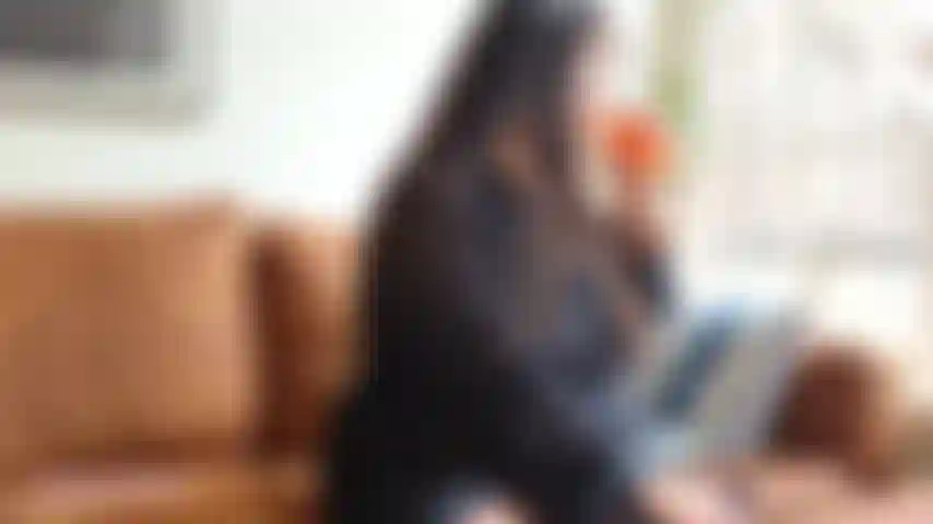 Fumando y acariciando mi coñito peludo junto a una ventana abierta.