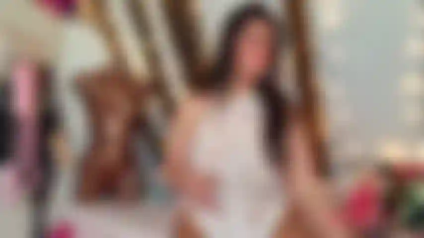 Novia nerviosa bbw fuma un cigarrillo.