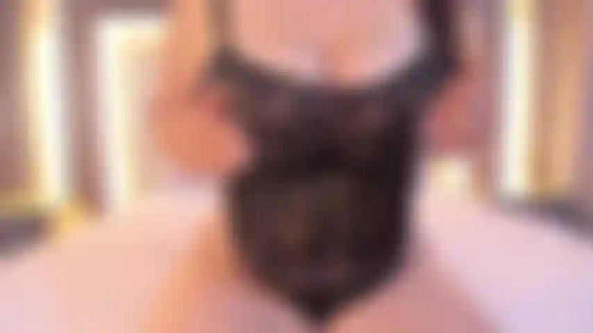 Chica usa sus enormes tetas y coño caliente como método de placer!