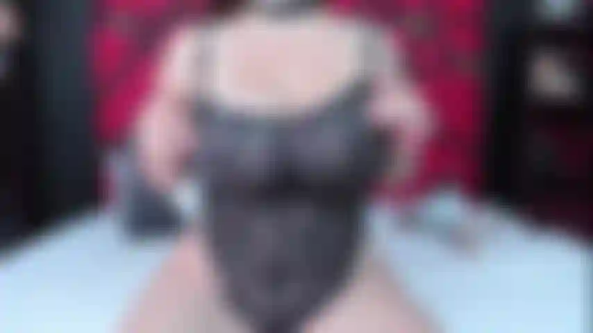 Mujer latina sexy se toca todo el cuerpo ansiosa que alguien la folle.