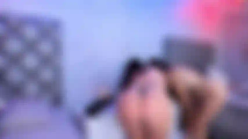 Ven a divertirnos un rato, mi cuerpo quiere que lo toques.