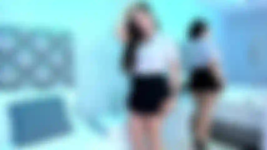 Una mujer sexy seduce a su jefe y le hace una buena mamada, está buenísima.