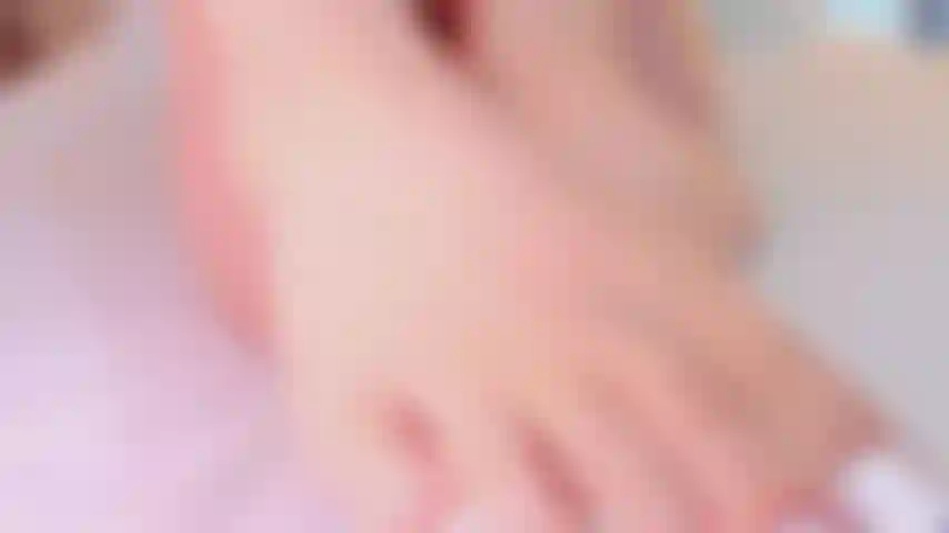 Abre tu maldita boca pervertida y chupa cada centímetro de mis dulces pies.