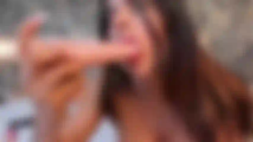 Déjate llevar por mi boca caliente hasta que te pongas duro, cuando estés listo, hazme sentir esa polla dura en mi culo apretado, hasta llenarme hasta el fondo.