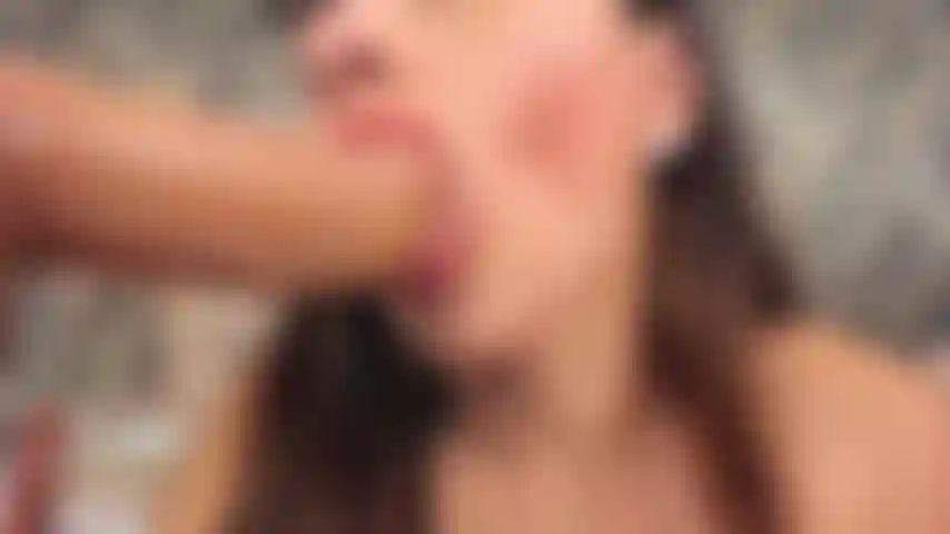 Mi cara de perra está fija en ti mientras chupo tu dura y explosiva polla. Déjate llevar y llena mi boca de leche.