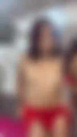 Cachonda colombiana se mete los dedos en su apretado coño.