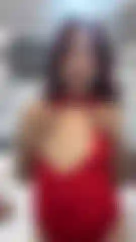 Chica joven con sexy lencería roja.