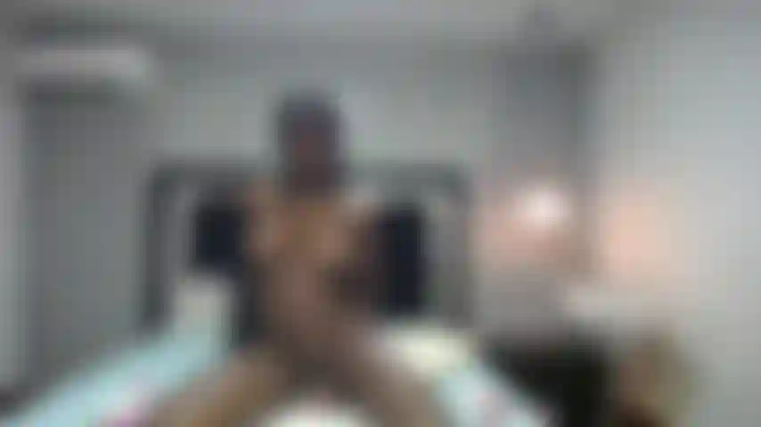 Montando mi consolador y mis tetas rebotando.