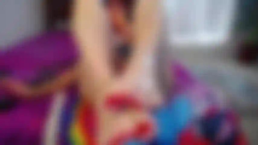 Pintada las uñas de los pies y las suelas.