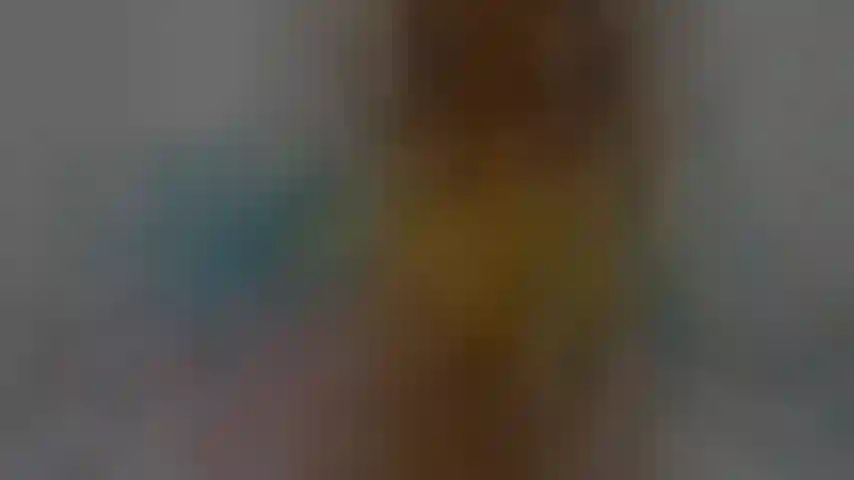 Sexy desnuda, con saliva por el culo.