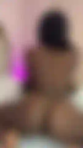 Muevo el culo completamente desnuda.