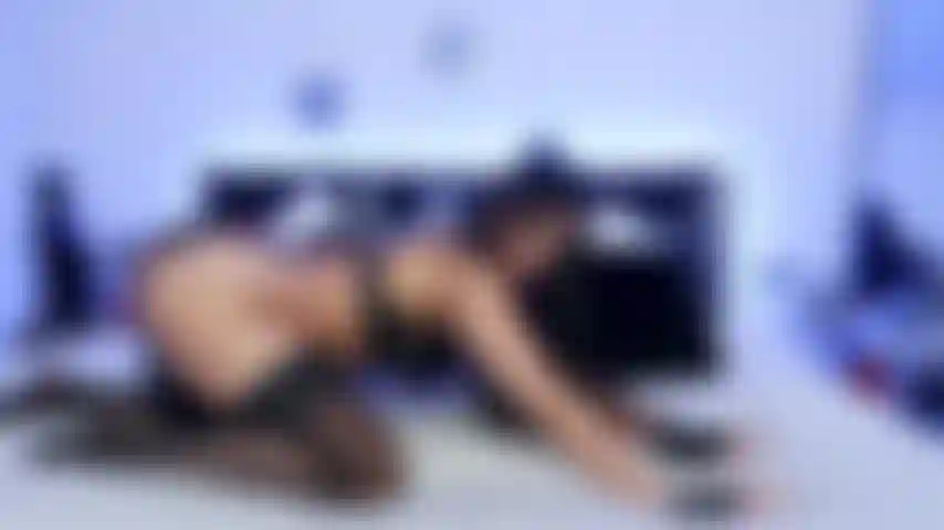 Mujer gata traviesa juega con plug anal.