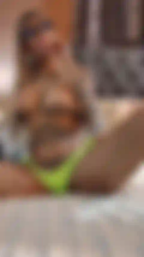 Hice desaparecer mi piruleta en mi coño.