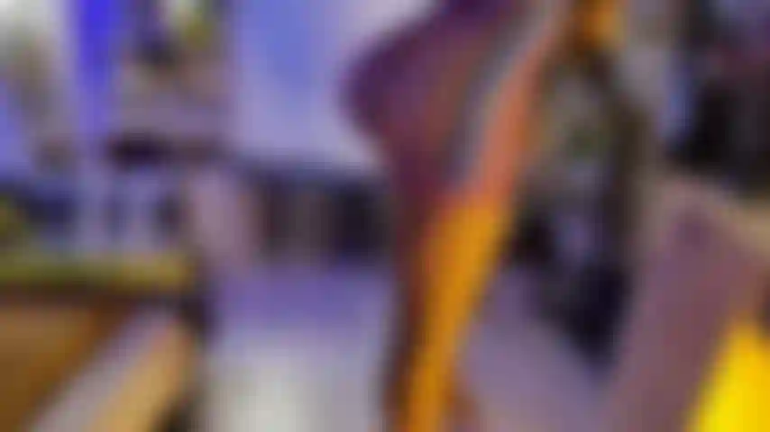 Mi novia estaba pasando la aspiradora y terminó con una gran polla de caballo en el culo.