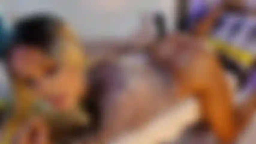 A mi hermanastra le encanta que le metan un consolador profundo por el culo. Puta.