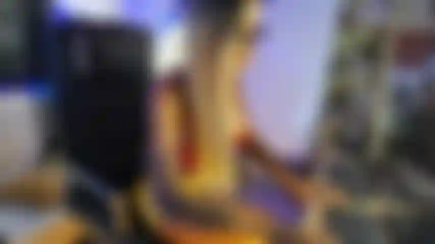 Mi joven secretaria se folla su chochito cremoso en la oficina por un plus de excelencia.