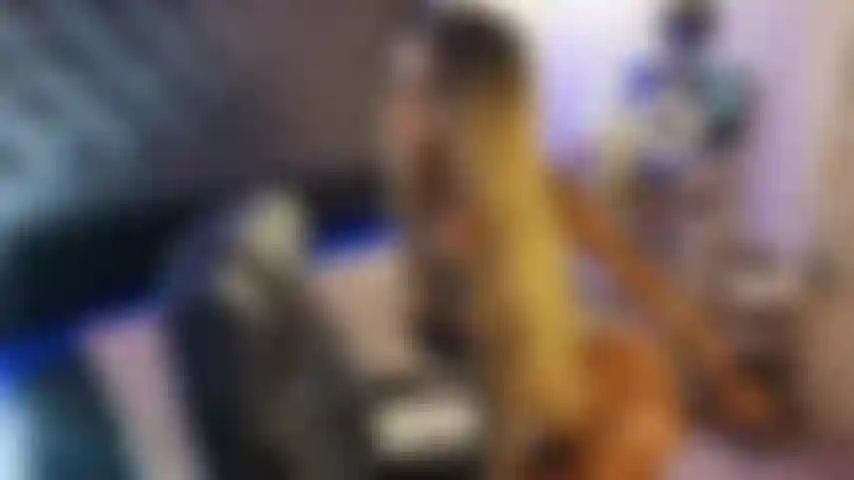 Jovencita adolescente aprovecha la ausencia de sus padres para follarse una gran polla negra en su jugoso y estrecho gran culo.