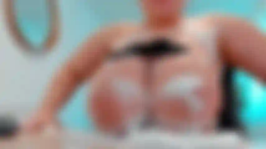 ¿Puedo romper la mesa con mis tetas????