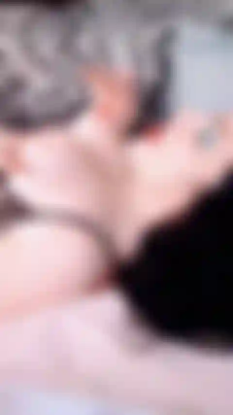 Fumando tetas calientes.