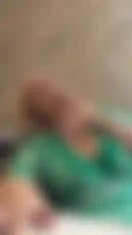 Me chupo los dedos, tu chupas las tetas.