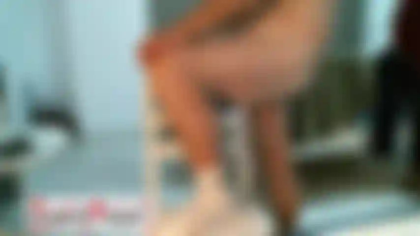 El entrenador karl muestra su muslo izquierdo [1356].