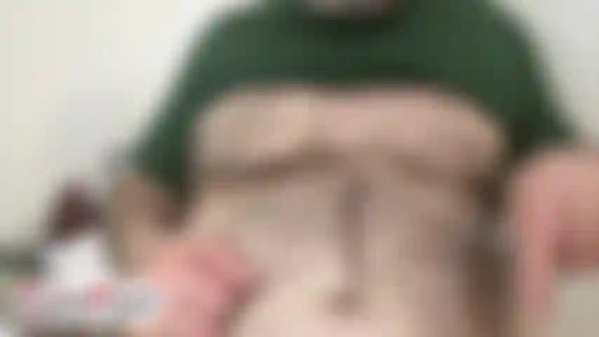 Los pectorales peludos del entrenador karl pellizcan el vientre y el rastro del tesoro [1384].