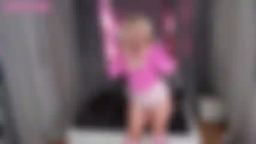 ¡Golpea mi coño hasta que me corra en tu polla, papi!