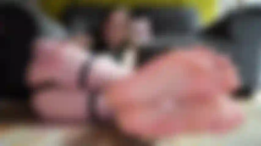 Sumisa provocación con los pies - pvc y pies. Hola, mi pequeño juguete voluble. Prepárate para ser usado. 10 Deditos desnudos frente a tu cara. Este juego no para hasta que tu líquido preseminal esté por todos mis pies.