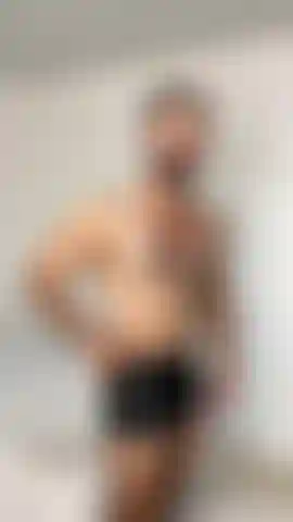 Un poco de mí... Tu hombre travieso, musculoso y peludo con pantalones cortos de cuero para ti!