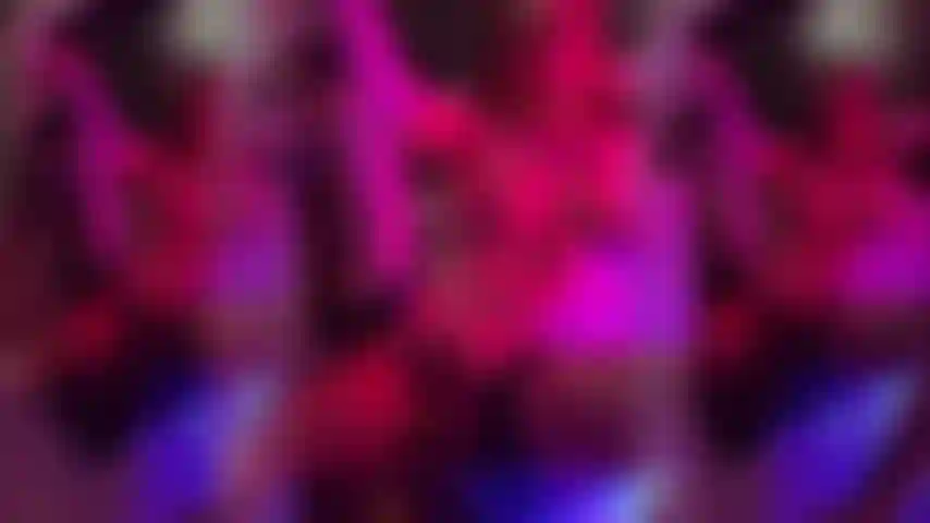 Vixx chupa una navaja para tener la cara llena de