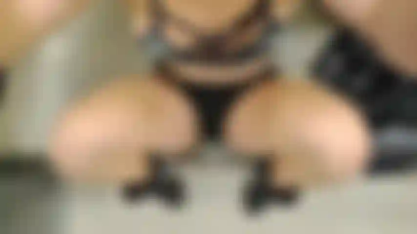 Un vistazo rápido al baño del gimnasio después de un entrenamiento cachondo.