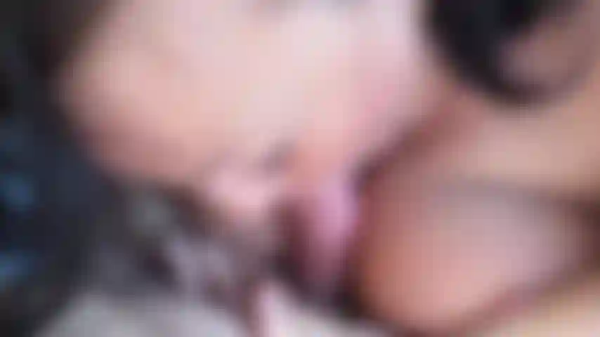 Chupándole la polla al amigo de mi marido. Pasó y noté el bulto en sus pantalones. ¡No me pude resistir!