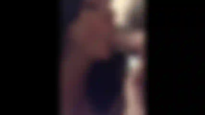 Un día estaba en la cámara y me puse tan cachonda que necesitaba que me follaran. Por suerte, mi marido me ayudó!