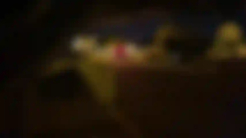 Voyeur parte 1. Llegué a casa de una fiesta una noche y un mirón me vio mientras me duchaba y me masturbaba con mi juguete y vibrador favoritos. Intentó chantajearme, ¡y me pareció excitante!