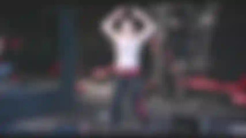 Saltos desnudos en gimnasio4k.