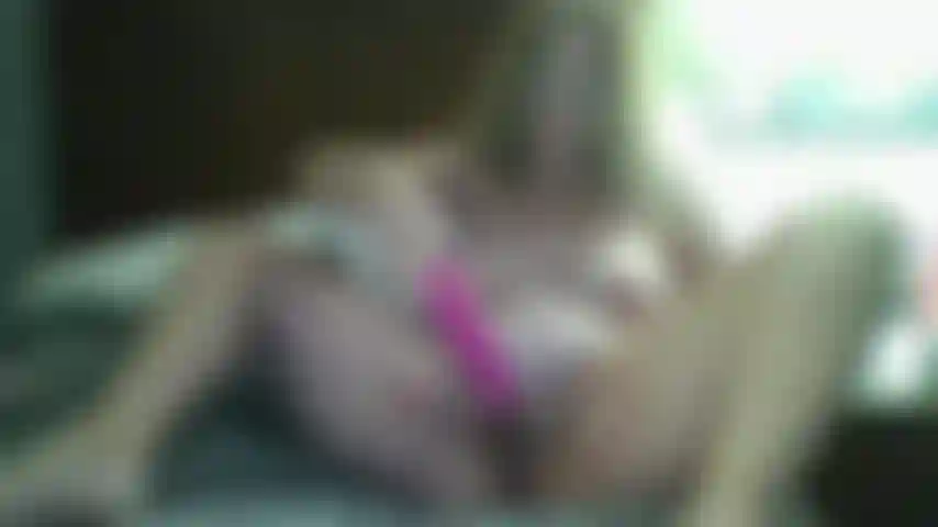 Anal con juguete y dedo en el culo.