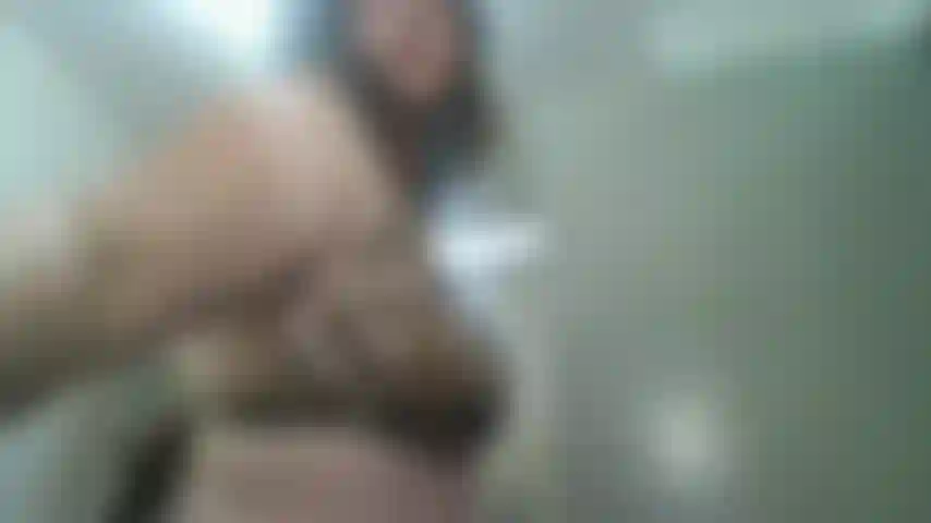 Ducha caliente totalmente desnuda.