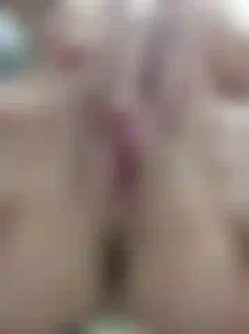 Me masturbo para un chico que se está masturbando. ¡Me corro exactamente al mismo tiempo que él!