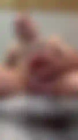 Quédate de rodillas con la boca bien abierta.