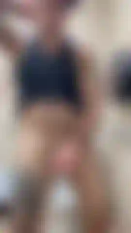 Baño público, casi me pillan masturbándome.