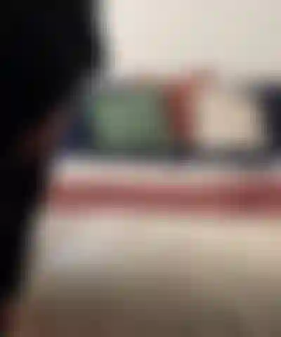 Culo vestido y titty tease en pantalones cortos.