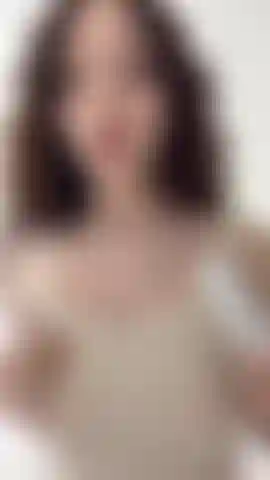 Moja mi top blanco en la ducha, el agua está tan fría que mis pezones se marcan perfectamente :).