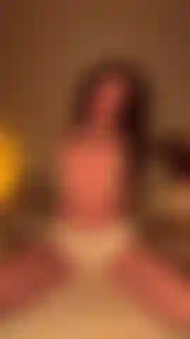 Rebotando las tetas, cabalgando en una cama.