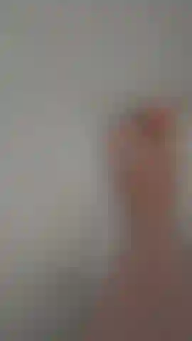 Juego en el baño de burbujas con los dedos de los pies pintados, fetiche de pies, juego de pies.