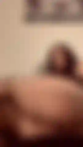 Me saco un gran consolador de cristal del culo.