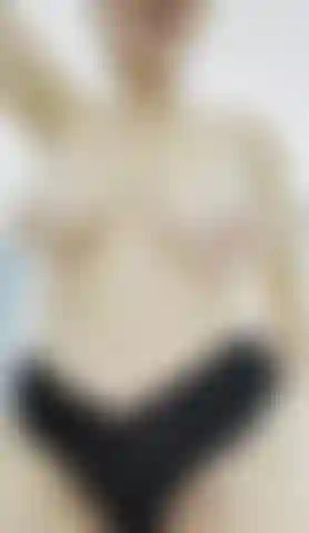 Mis tetas rebotan en mis bragas de encaje.
